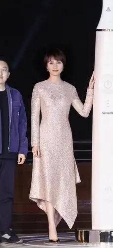 袁泉金色亮片紧身礼服惊艳,代言高定牙刷亮相,高雅气质扑面而来