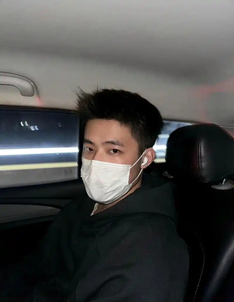 精神小伙,口罩难挡帅气#帅哥# #颜值