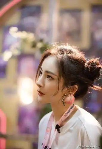 杨幂,个性双丸子头造型,搭配白色卫衣套装,眼神专注