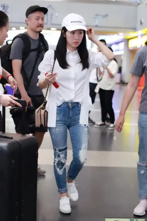 李念这牛仔裤太紧了吧?裆部看着真尴尬,网友:轮廓都看到了!