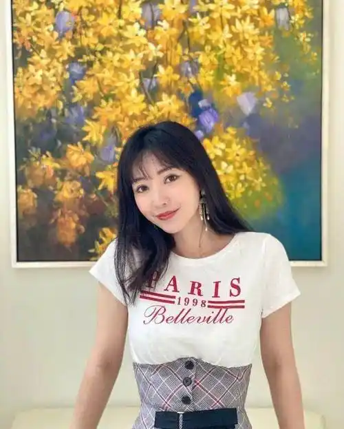 40岁柳岩穿t恤也要追求时尚,为显腿长格纹裤穿到身材,瞬间凹出宠儿范