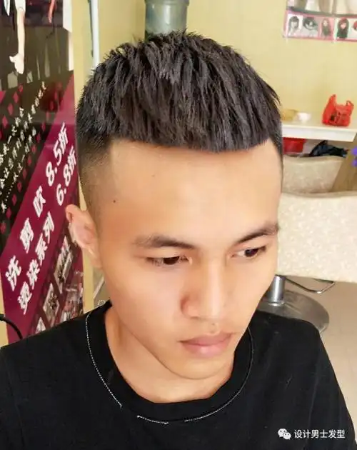 发型里最火的一款,四周剃短,头顶修剪的整齐,犹如一颗瓜子一样的形状