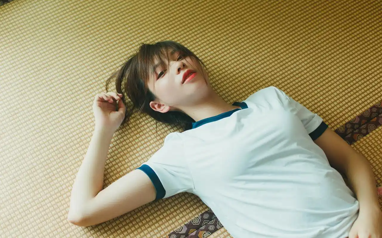 运动服长腿美女性感写真高清电脑桌面壁纸