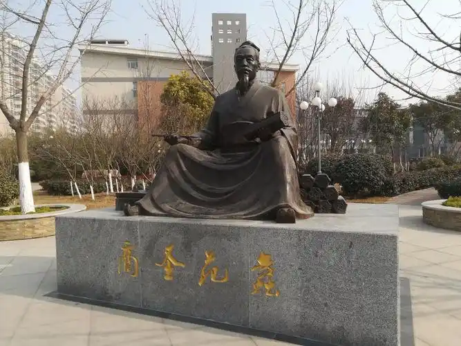 郑州最具"商"业特色的高校,校园不大很精致,商圣范蠡成景观