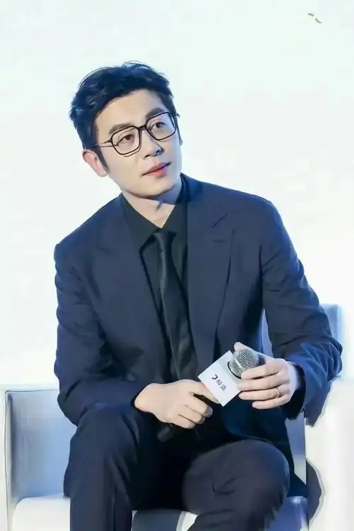 朱亚文:性感的,荷尔蒙味儿爆棚的,帅气的男演员.一整个被迷住了