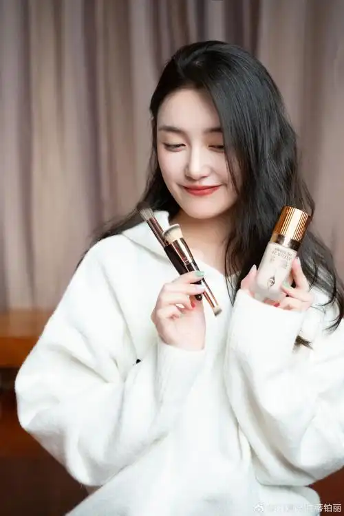 darlings,  演员@蒋依依的新年精妆好物——ct红毯粉底液77ct化妆刷
