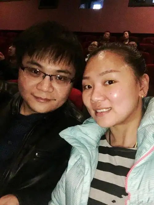 德云社的家属也追星,高峰妻子爱好鹿晗,床头灯都是偶像自拍