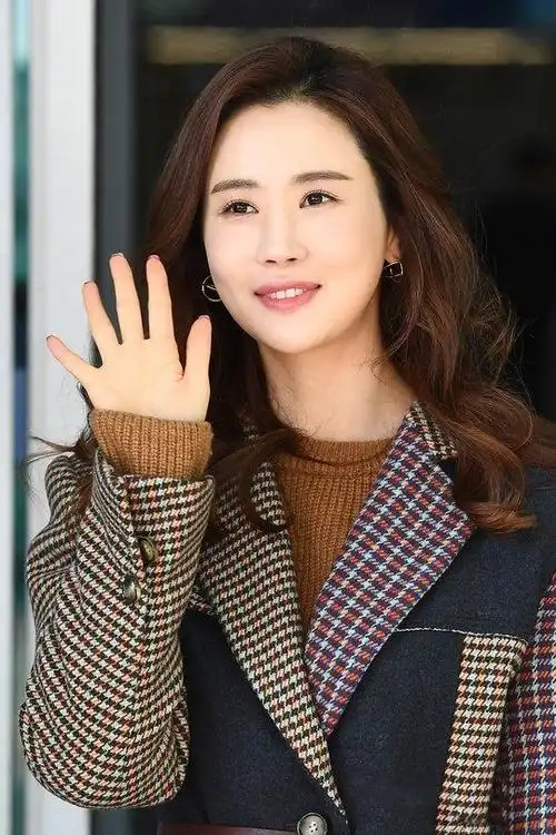 李多海近照曝光又变样,穿长筒靴170cm变小短腿,看脸真的认不出