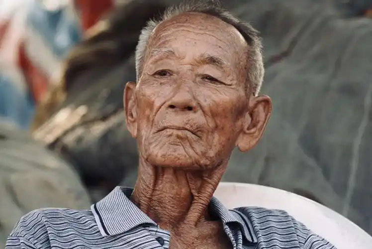 海边饱经沧桑的老人