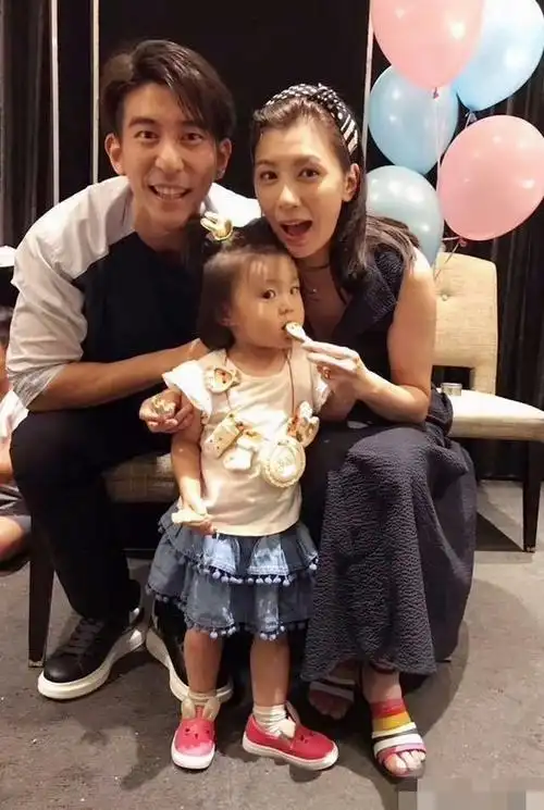 贾静雯晒合照三胎女儿抢镜,和咘咘颜值差太多