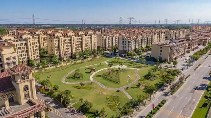 花屿湾微公园占地面积约6800平方米,地块呈正方形状,紧邻兰博路,园内