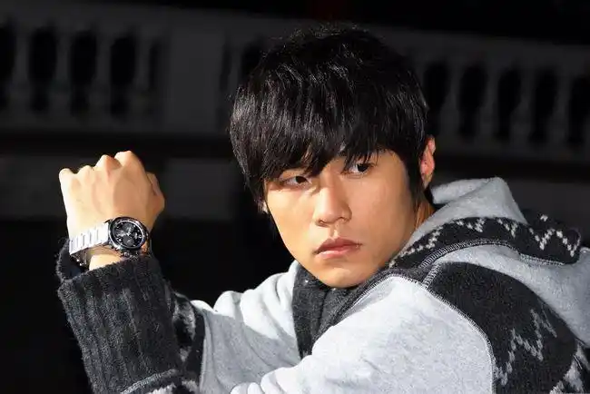 周杰伦刮了胡子晒帅照,喊话粉丝:大家满意吗?