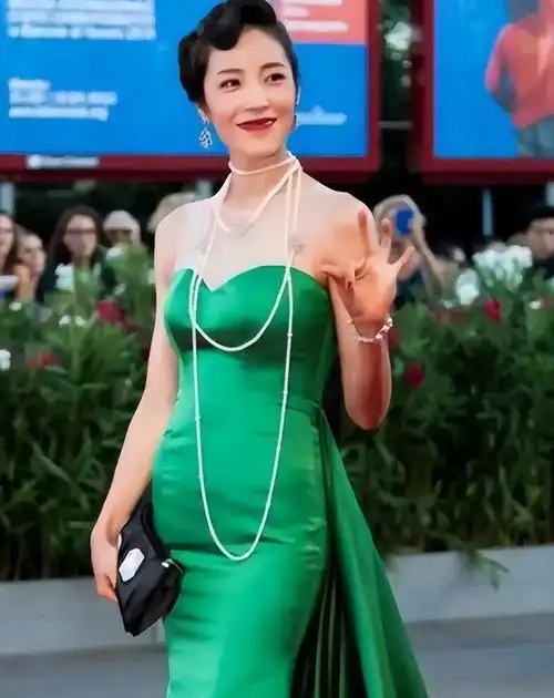 肩带崩断,裙下走光,7位女星走红毯的社死瞬间,画面太尴尬了