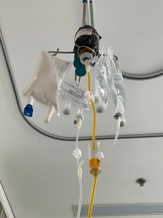 39岁男星做完手术报平安躺床上输液5袋手上针孔青肿明显