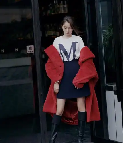 关晓彤瘦身成功疯狂秀身材,大红毛绒大衣配短裙长靴,身高腿长_高清