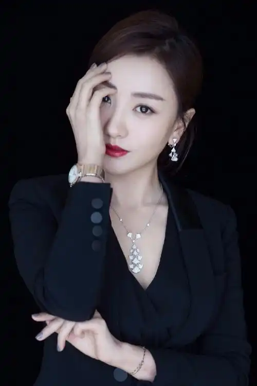 简介:性感美女明星杨蓉优雅妩媚写真图片,分享一组杨蓉图片给大家,图