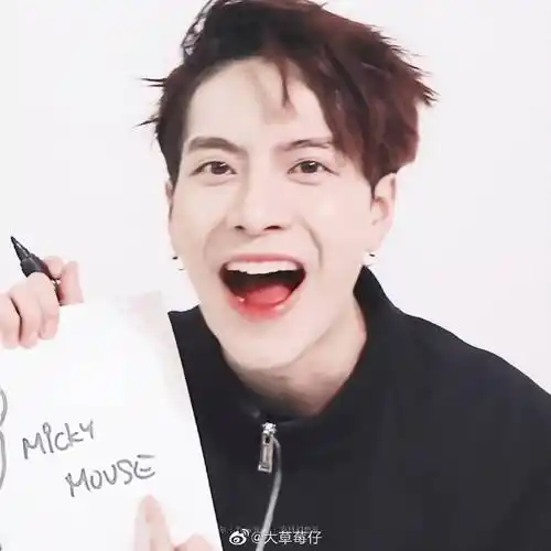 做核酸偶遇王嘉尔表情包上面写着张嘴啊很生动了