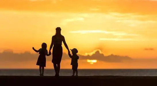 "童模被踹"不能漠视!未成年人"从商"权益保障要加强| 建言中国089