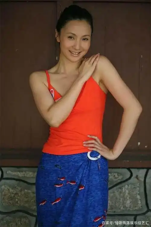 徐峥陶虹机场出行无交流,夫妻俩年轻时都很漂亮,女儿初涉电影