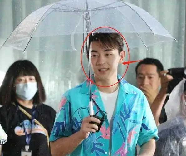 另一张照片中,邓伦整个人的状态也显得有点老.