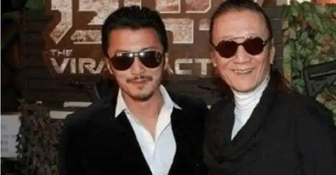 李小龙和他合照要靠边站,拍一部戏能买4栋楼_谢霆锋_父亲_长相