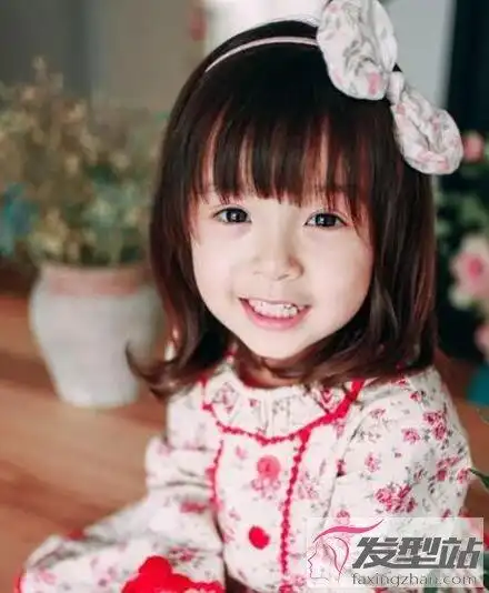 小女孩齐肩发发型顶部头发是整齐的梳理,发尾则烫出卷度,长长的刘海让