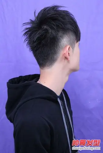 七款不同风格的两侧推平的发型-两边剃光发型-帅哥发型网