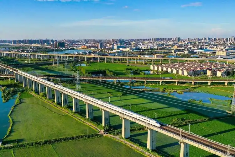 高铁驰骋 风景如画_凤凰网视频_凤凰网