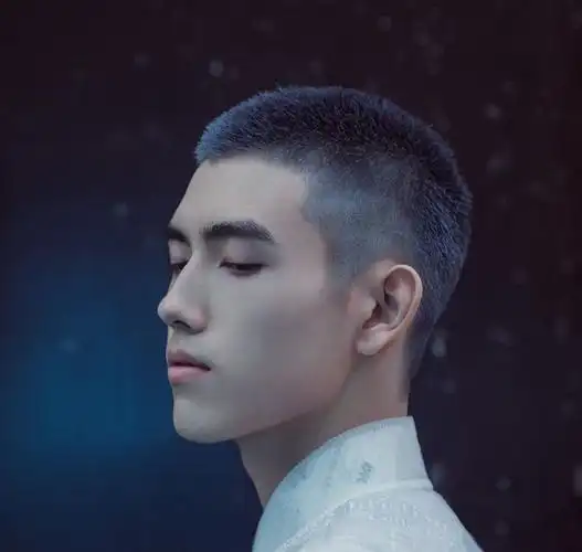 陈飞宇首次蓝灰色寸头亮相dior冬季秀场