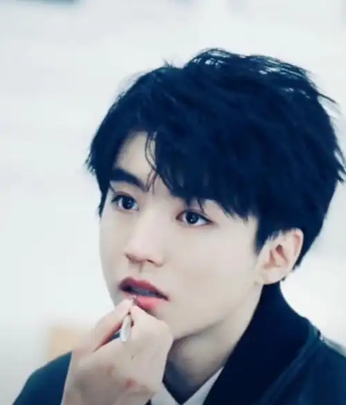 化妆师为王俊凯涂口红,却因一个"动作"他瞬间红眼,网友:心疼