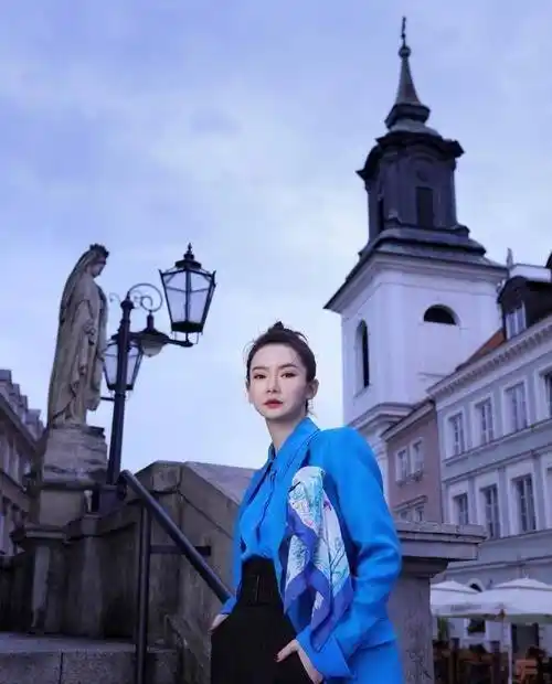 原创原创36岁戚薇越来越放得开了穿风衣配真空露脐装真是太帅了