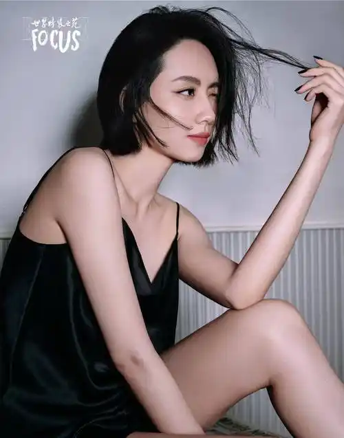 刘惜君登上elle封面,身穿蕾丝紧身胸衣身材曼妙,太性感了_时尚_衬衫