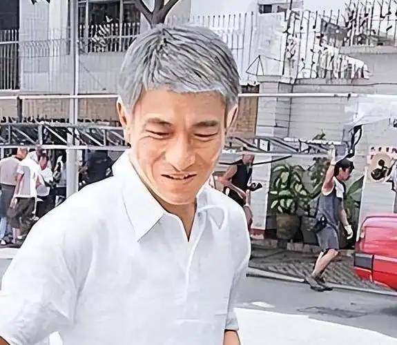 刘德华断崖式哀老白发苍苍一脸皱纹网友泪目天王需退休了