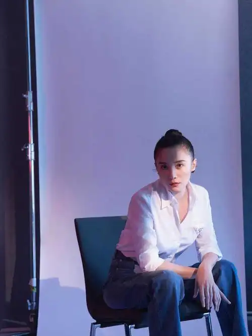 40岁的宋佳才是阿姨圈顶流穿一袭粉色连衣裙魅力十足真美