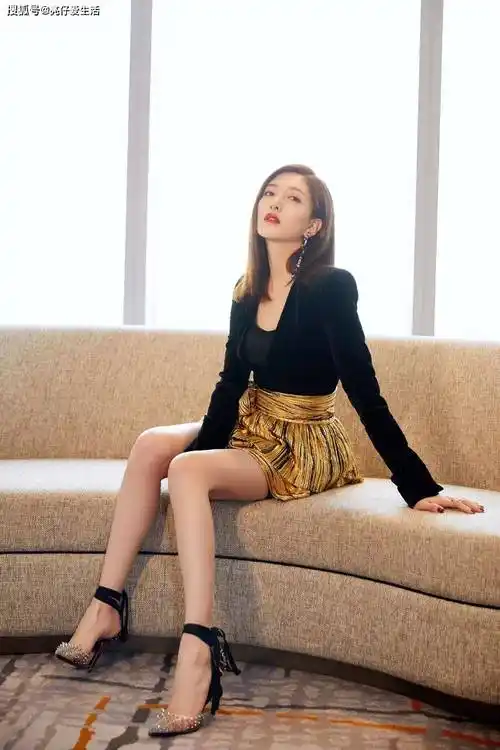 黑金魅力浓妆美女演绎时尚新风尚