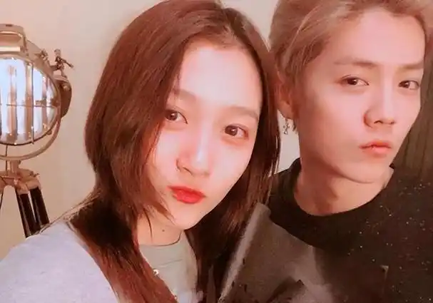 鹿晗关晓彤日本过七夕,染白发扁头形象大变,疑日本买房好事将近