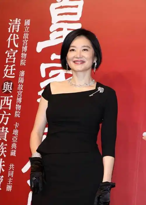 黑色露肩修身连衣裙 时尚分析[2]收腰的连衣裙体现了林青霞完美的身体