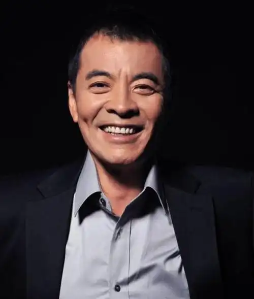 63岁老戏骨刘威近况惨淡官号粉丝没过千暴瘦到穿衣需夹子固定