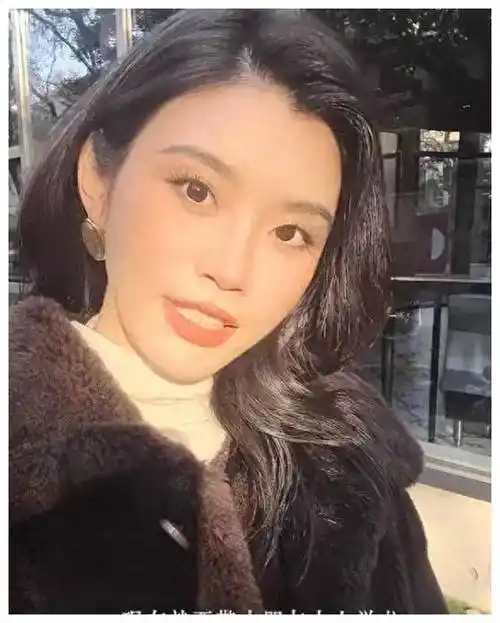 奚梦瑶携儿司机护送送4岁何广燊上学,可爱背书包,呆萌可爱.