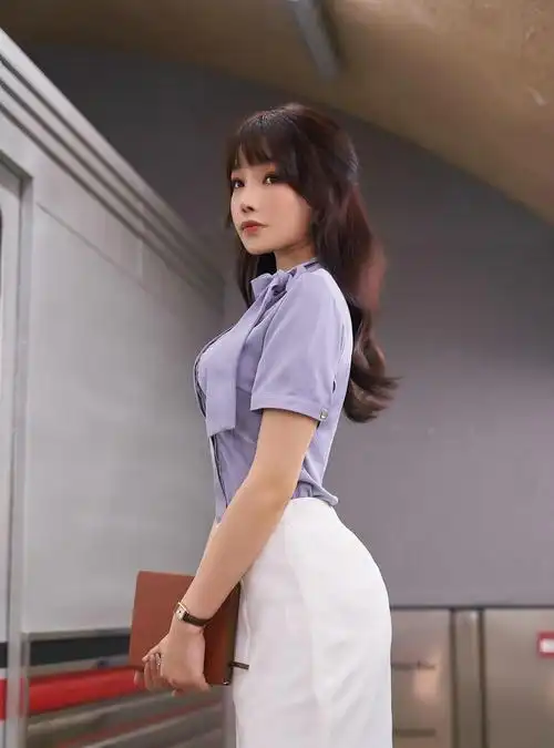 时尚:职业装搭配高跟鞋,衬托出更白皙的皮肤,整体风格时尚典雅