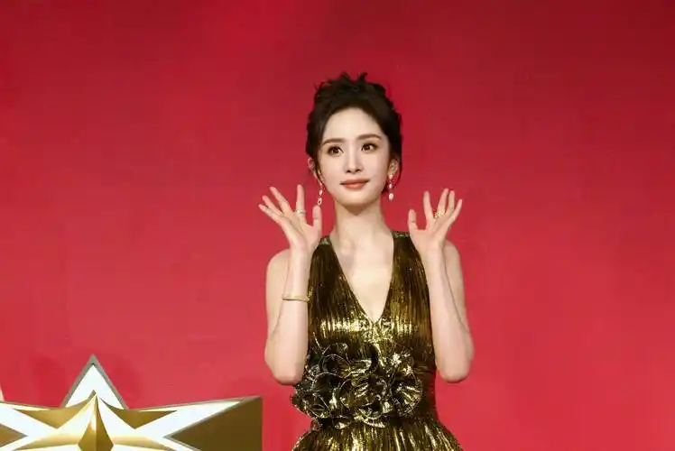 最近杨幂出席品牌活动,一袭深v金色蛋糕裙闪亮登场;但杨幂这次礼服却
