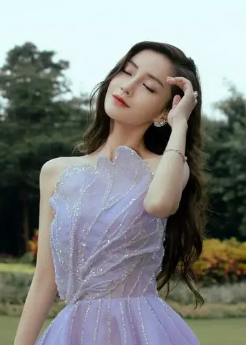 简介:angelababy抹胸裙优雅性感写真图片,分享一组angelababy图片给