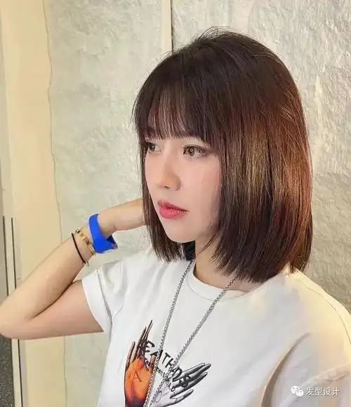 也是最百搭减龄的一种设计,适合圆脸鹅蛋脸方脸和长脸型的女生,这一款