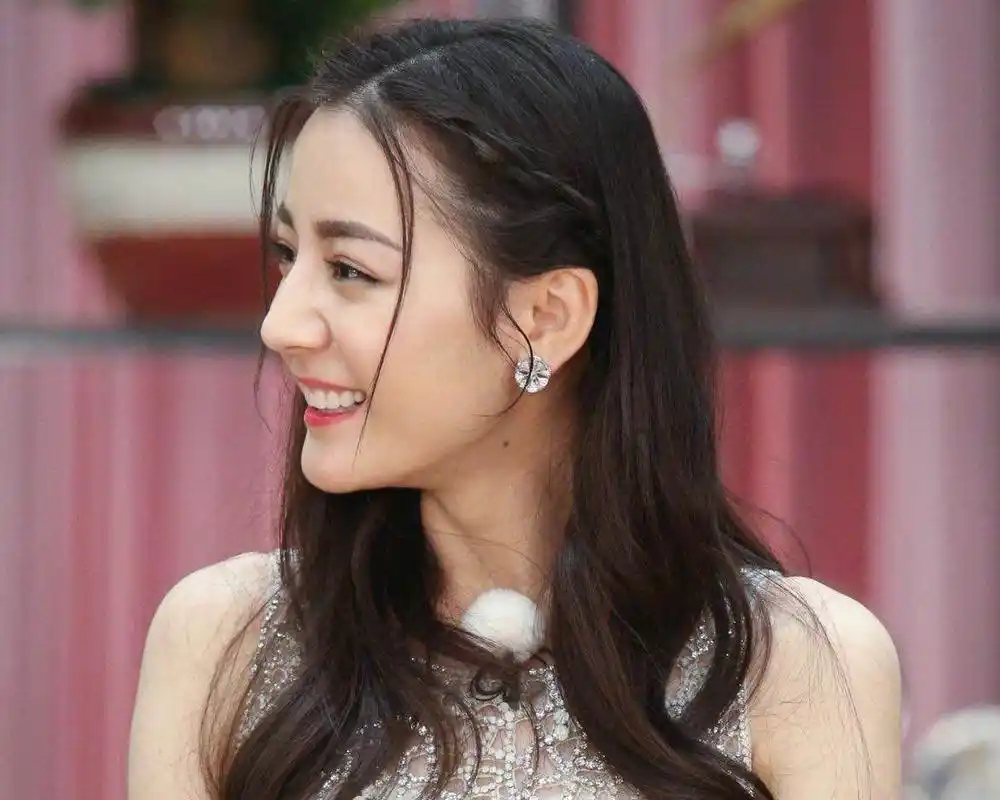 迪丽热巴的"鼻子"上镜太违和?生图下明明很美啊!