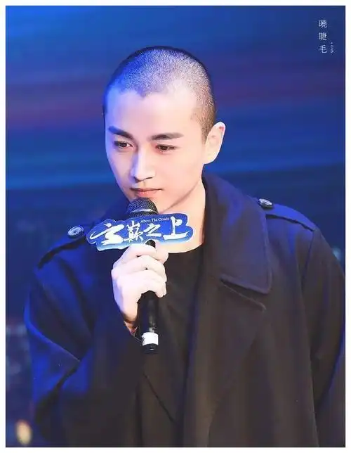 吴亦凡的发际线:非常标准的全天空风格(前面的是剃了哈)那么,在发际线