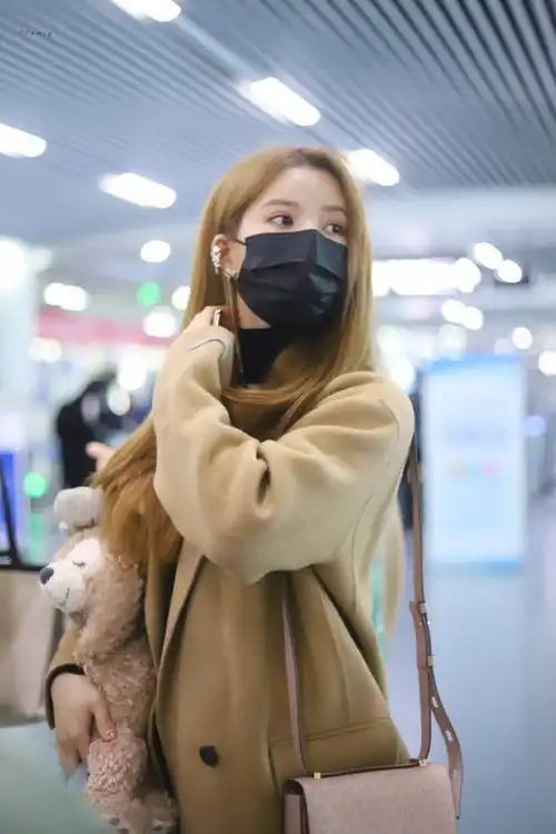 刘些宁超话#刘些宁硬糖少女303门面主舞#201016刘些宁机场图饭拍这是