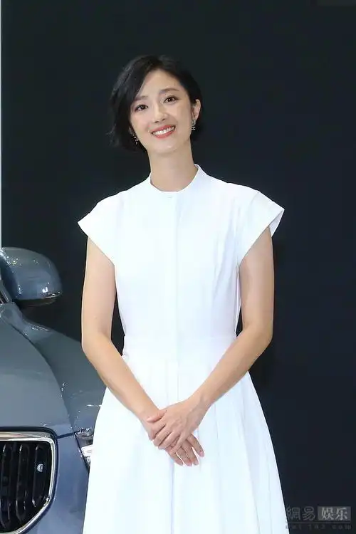 桂纶镁短发配白长裙清爽简约浅笑气质温婉