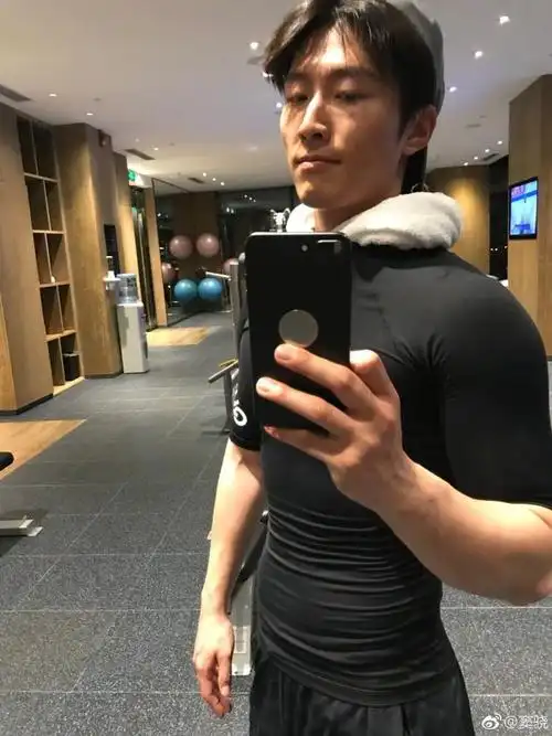窦骁晒健身照荷尔蒙炸裂肌肉发达尽显型男本色
