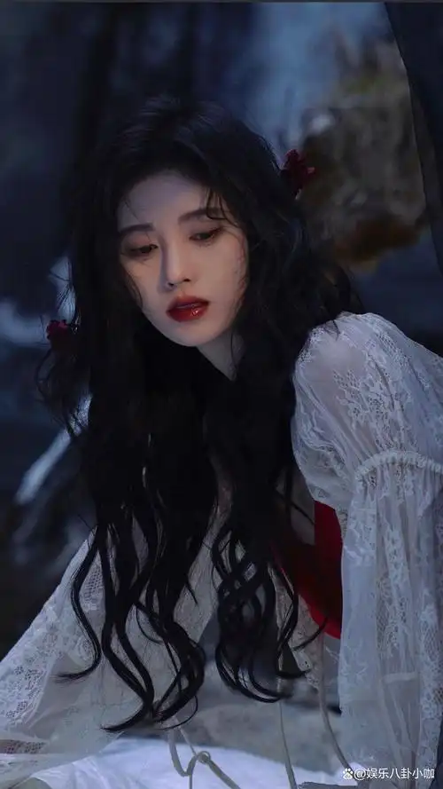 鞠婧祎不愧是四千年美女雪地红衣美图曝光雪肤玉貌太性感火辣