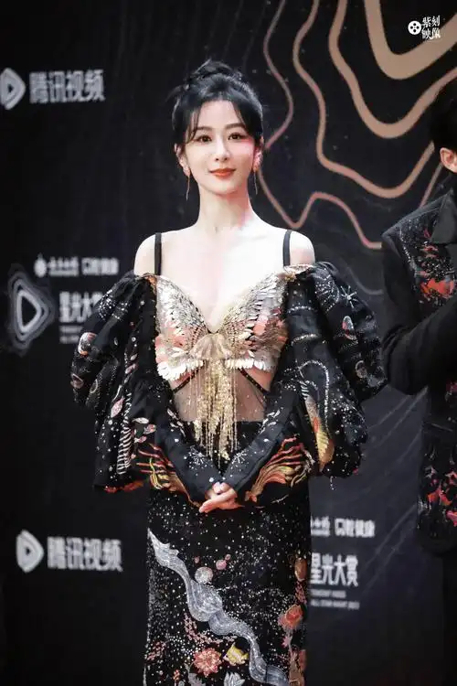17星光大赏红毯"花开蝶自来 0396"@杨紫#杨紫 鎏金蝴蝶公主